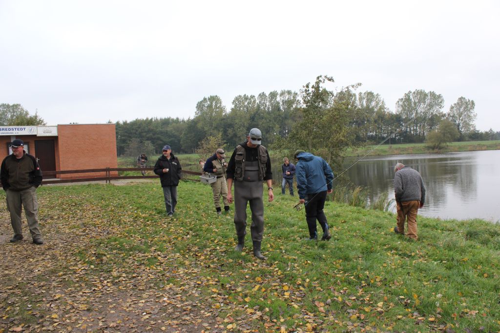 Knut hat eine neue Attraktion erfunden für die Treffen und hier wird es getestet. Genannt wird das Spiel Schlüsselsuchen :)