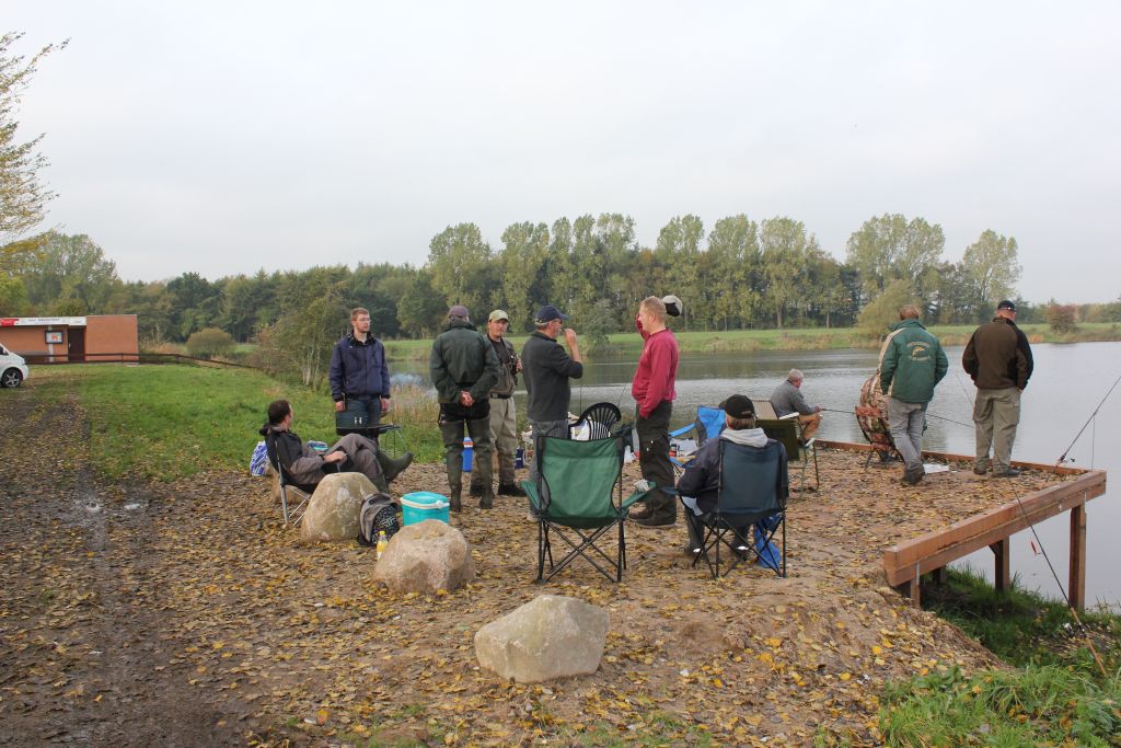 Warten auf heisen Grill und Stämme, die sich festklammern