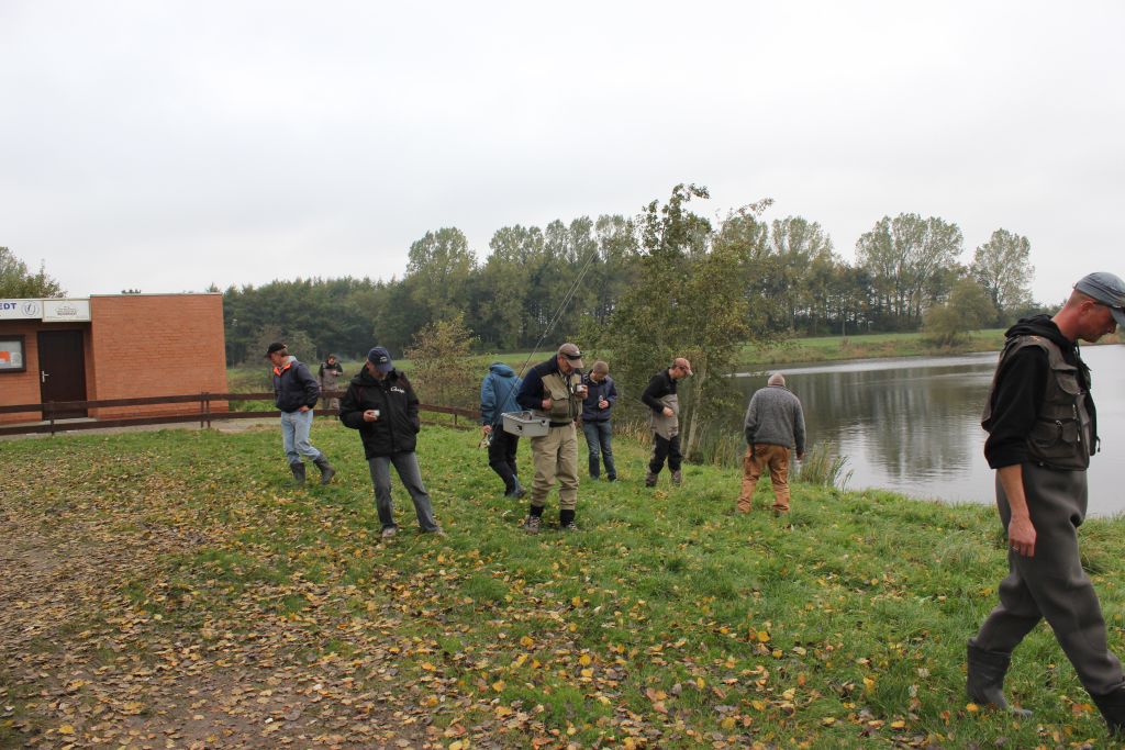 Knut hat eine neue Atraktion erfunden für die Treffen und hier wird es getestet. Genannt wird das Spiel Schlüsselsuchen :)